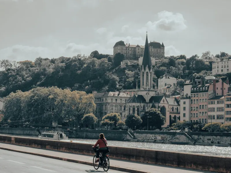 Cycliste sur un quai de Lyon