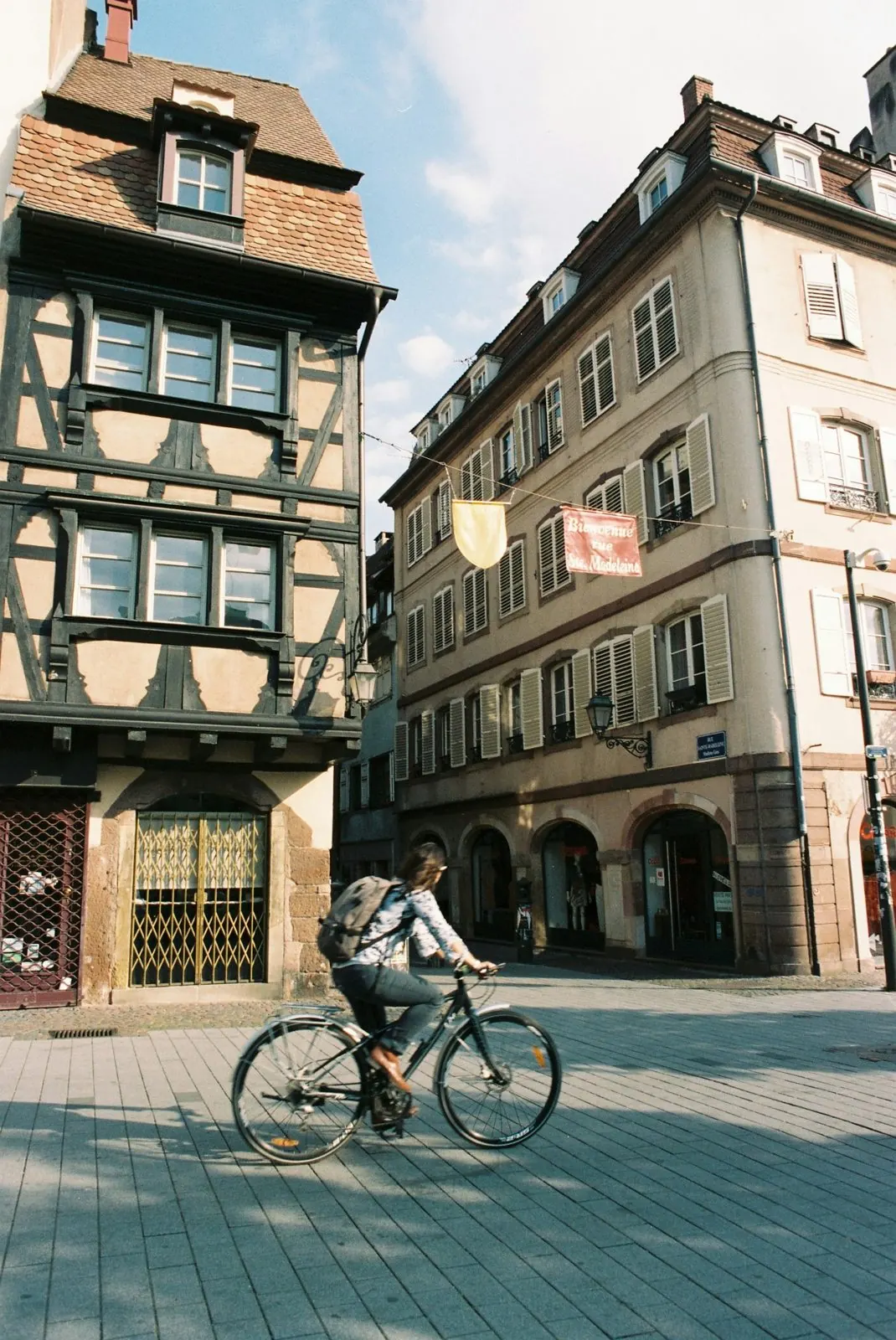 Cycliste devant des maisons à colombages à Strasbourg